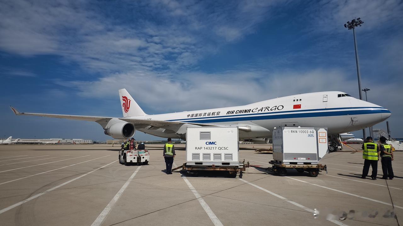 航空旅游业首当其冲，国际航班加密、商务客流激增，带动入境游快速复苏，高端酒店、会