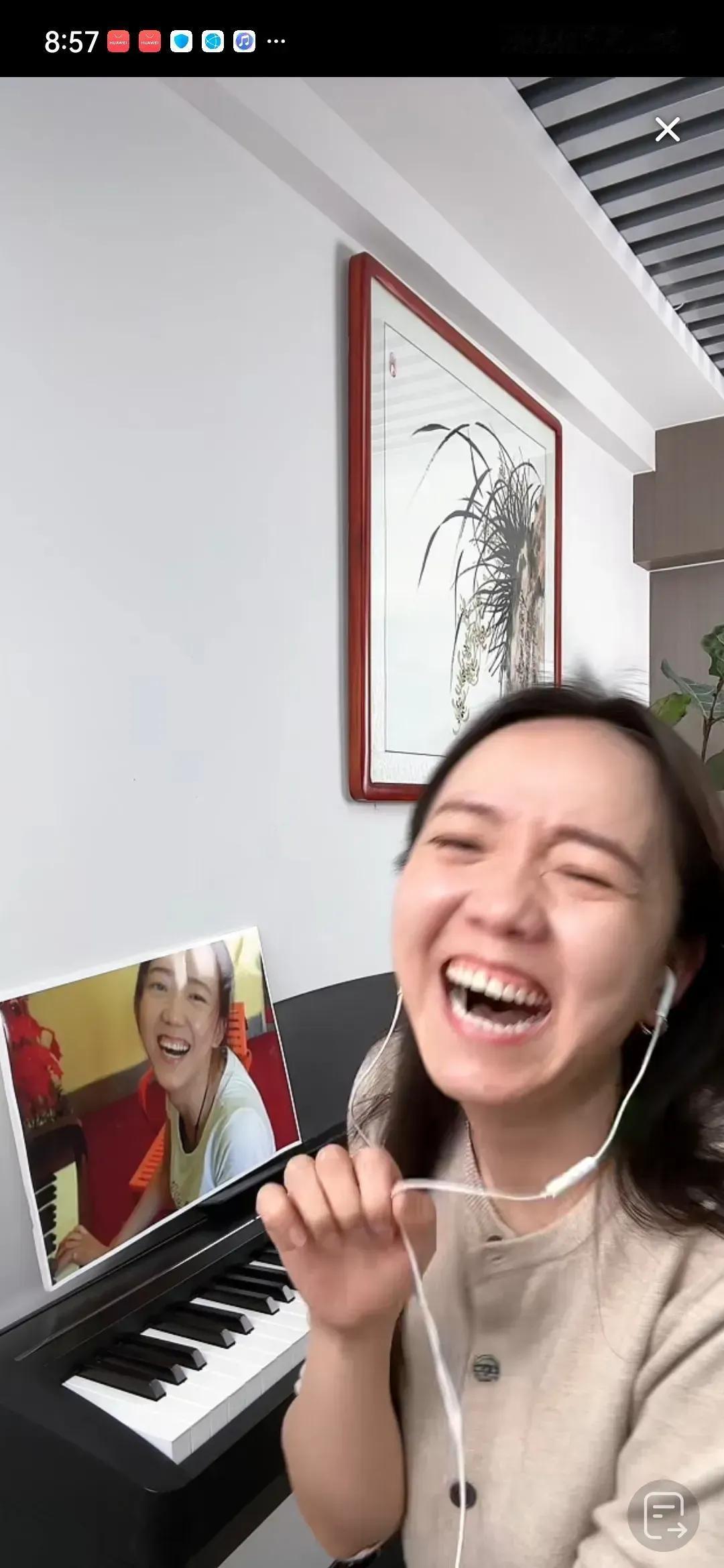九年前的一笑，今天再次见到。那是一个阳光明媚的午后，我偶然在街头的一家咖啡馆里，