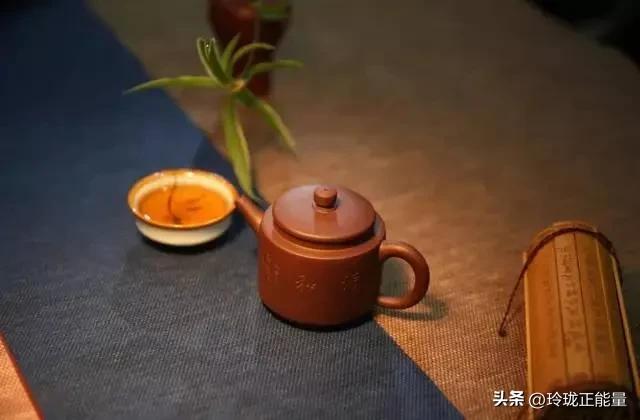 一段非常通透的话：“你嘴有多松，你命就有多苦。你话多，说明你蠢，你话很多，说明你
