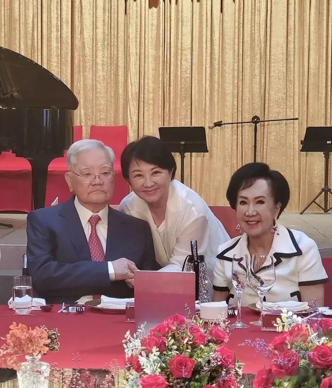 昨天是连战结婚60周年钻石婚
卢秀燕到场祝贺，侯友宜没去。
然后就有人开始问侯友