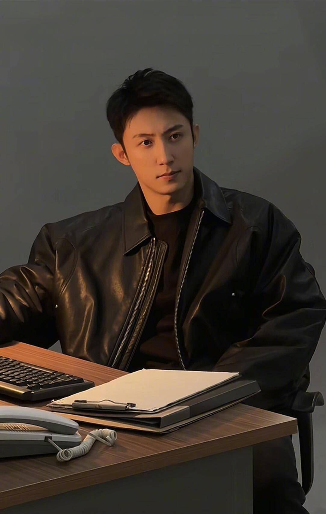 黄景瑜内娱黑色定海神针黄景瑜打戏里穿黑色皮衣出镜，造型表现力拉满，总能抓住观众目