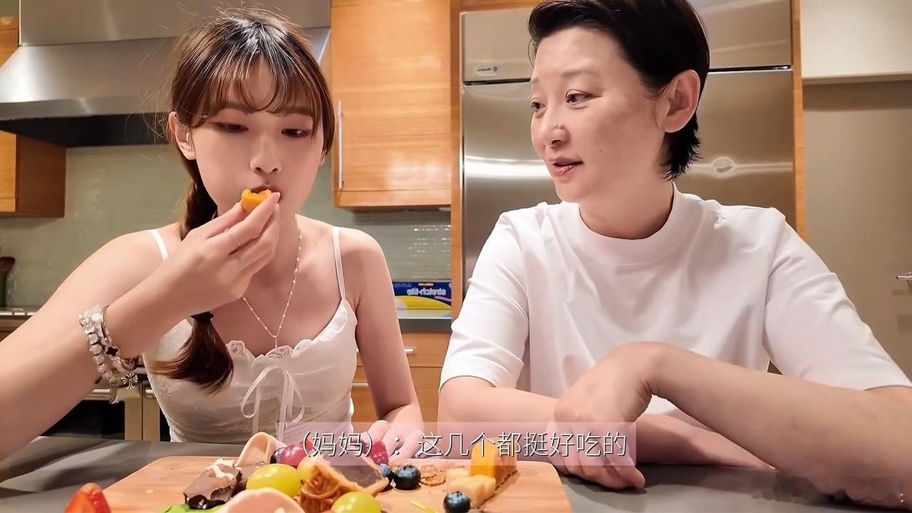 徐帆陪养女美国过中秋徐帆陪女儿美国过中秋 徐帆陪养女美国过中秋，好有爱 ​​​