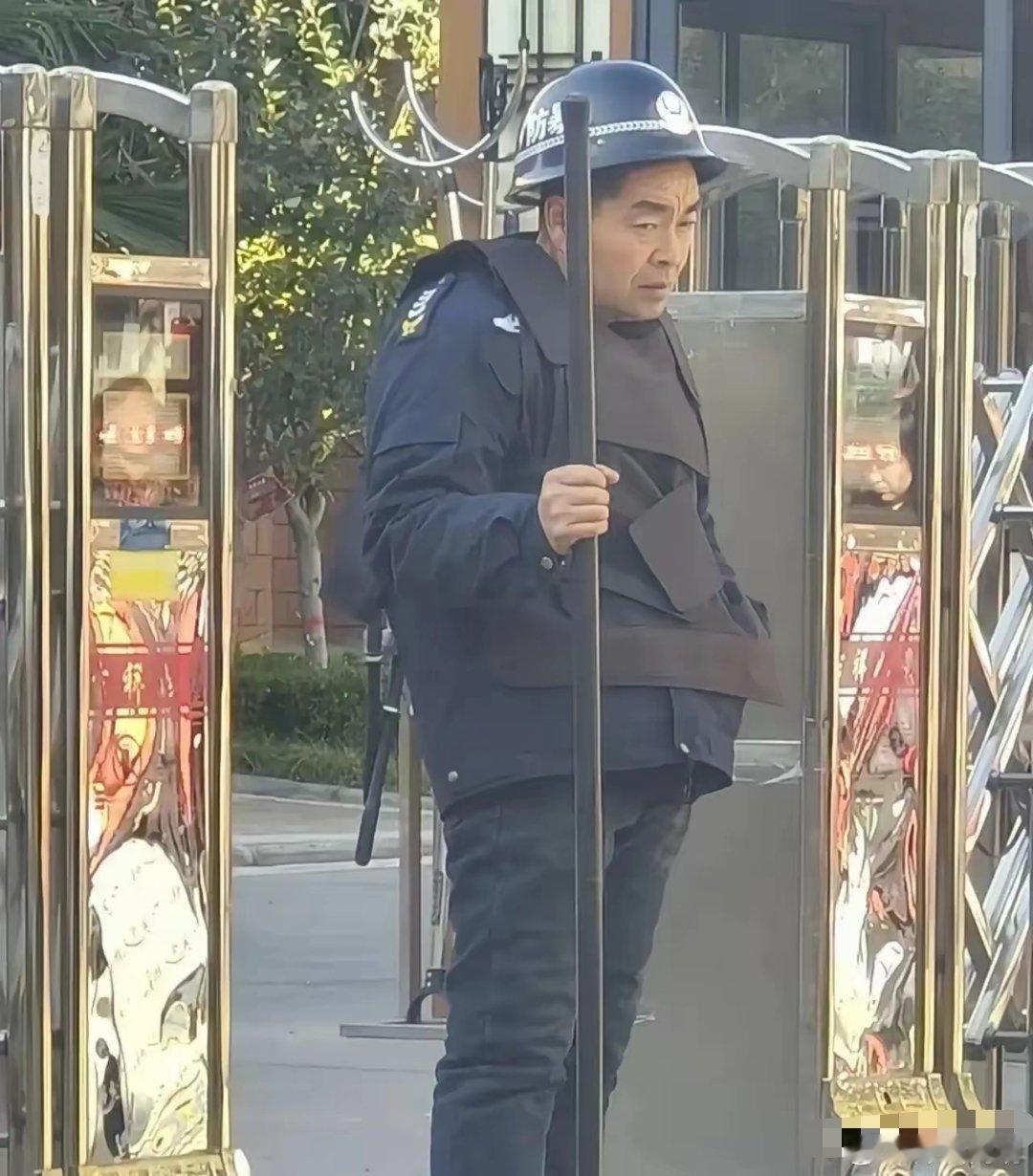 各地学校保安岗，是中老年最好的养老方式。[并不简单] 