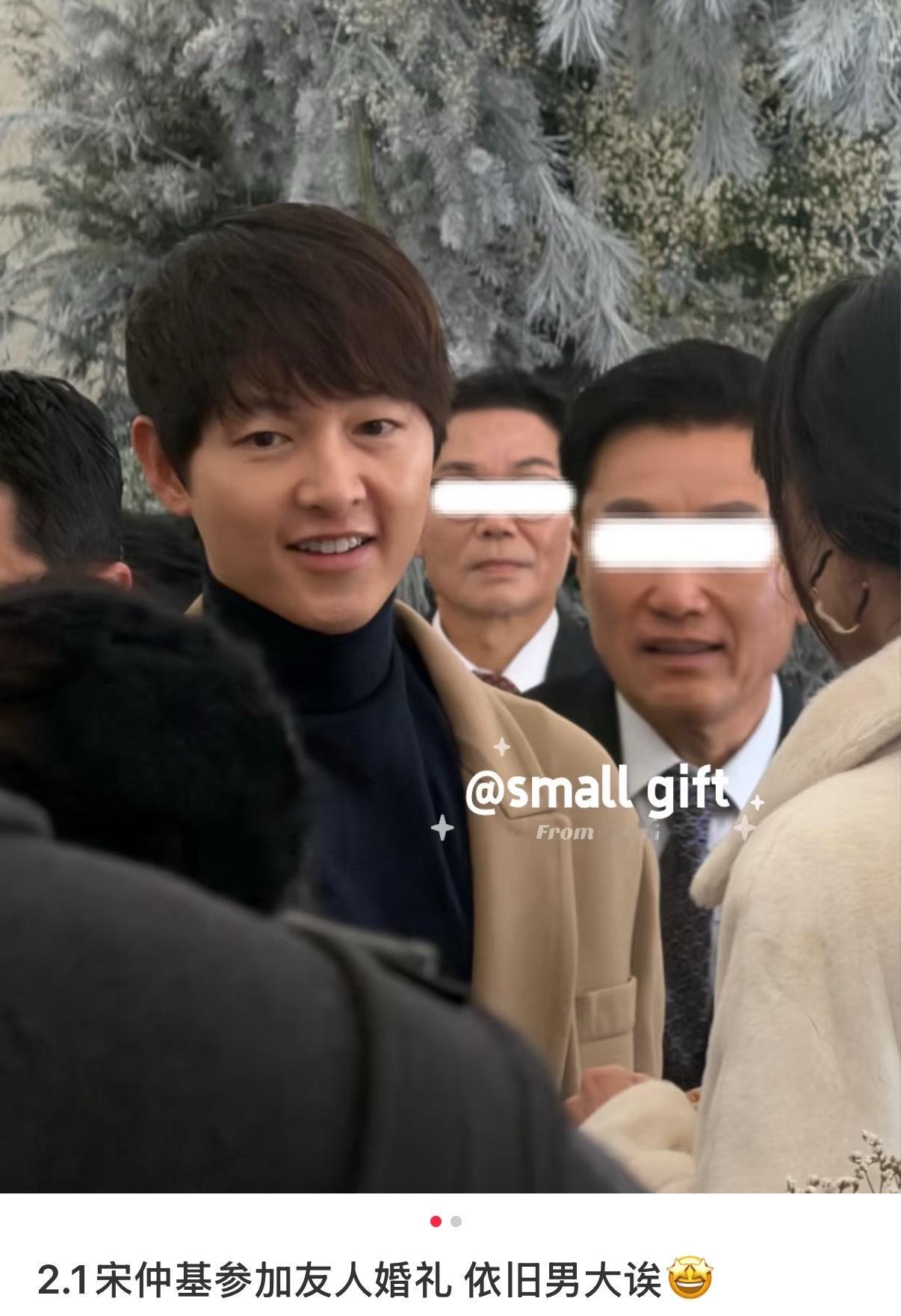 宋仲基40岁近照状态宋仲基夫妇参加友人婚礼 宋仲基携妻子参加友人婚礼 依旧男大诶