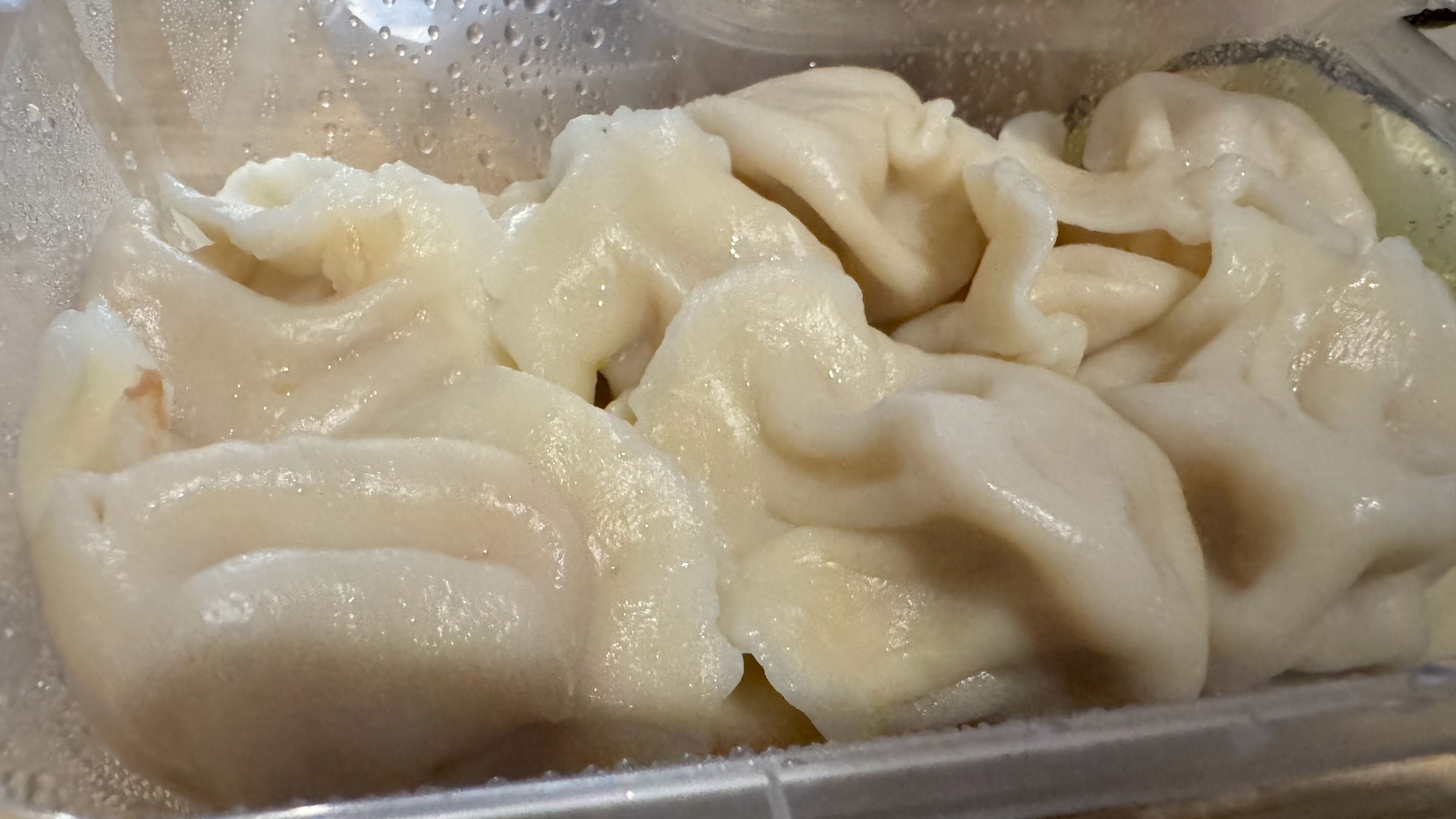 烦死了老加班，我酸菜猪肉馅儿饺子都凉了，吃几口又要接着干