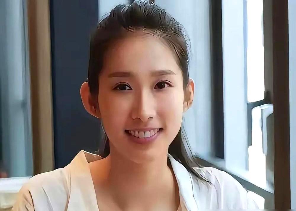 霍启山真傻，放着奥运冠军不要，偏偏选个女演员？
霍震霆逢人就念叨感谢晶晶下嫁，全