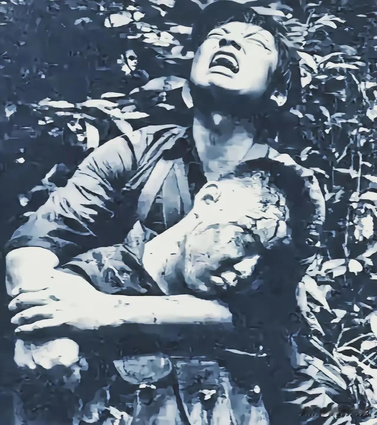 这是老山战场发生的一幕，被摄影师记录下来，看完之后让人感同身受，泪如雨下。自己的