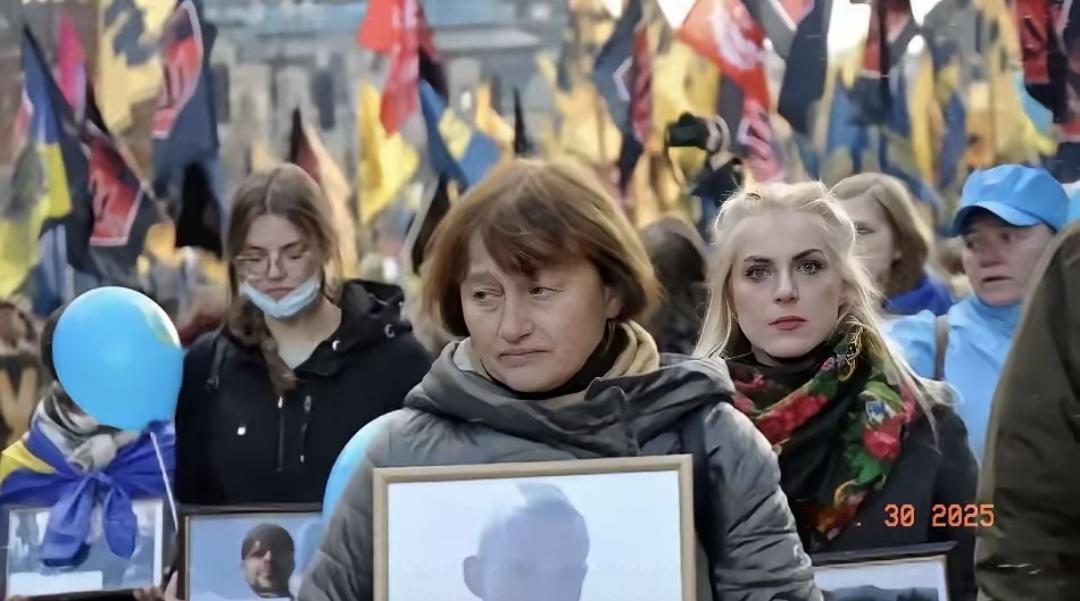 乌克兰人前些年自己上街闹着要换个总统，最后选了个演员当领导。现在打仗了，苏联时期