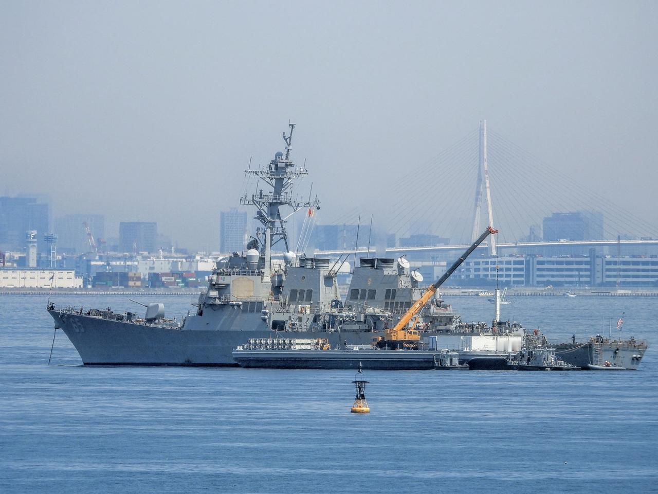 8月19日，美国海军“本福德”号驱逐舰在东京湾锚泊状态下，好像开始拆卸导弹垂直发