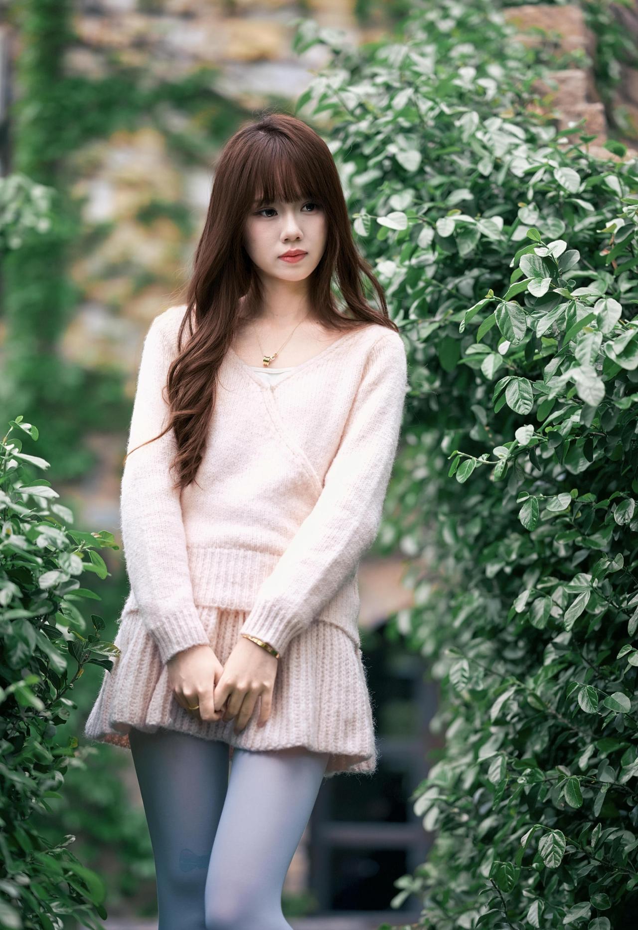 这套是“温柔甜系软妹风”穿搭，浅色调+软糯质感自带清新氛围：
 
- 单品选了浅