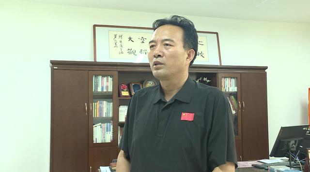 王腾香：三十二载杏坛守初心，党建领航育桃李
 
三尺讲台承载岁月，一名党员坚守初