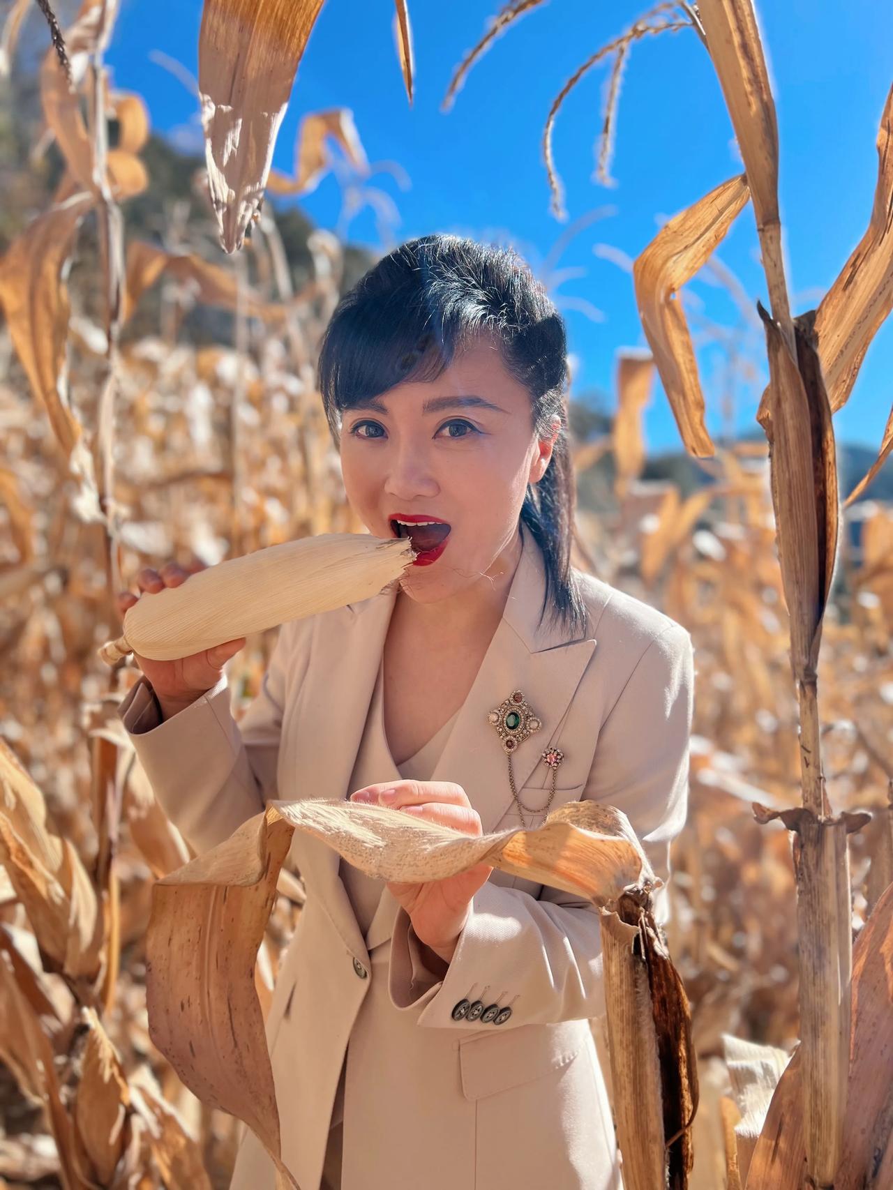 来云南丽江录制纪录片《中国品牌故事》，又是掰玉米又是喂兔子🐰 。
有一阵儿我都