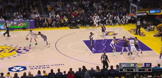 无解！今天老詹打得太高效了！
在今天NBA常规赛湖人对阵国王的第四节比赛中，詹姆