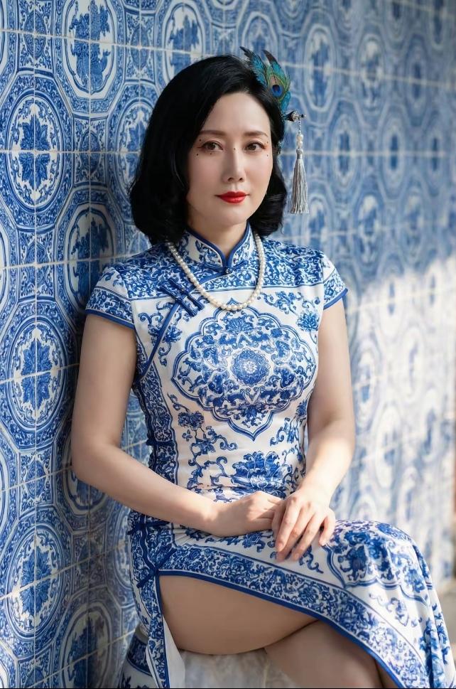 二嫂穿旗袍，青瓷般古雅…
吴石夫人旗袍 新中式烧花旗袍 江南风旗袍照