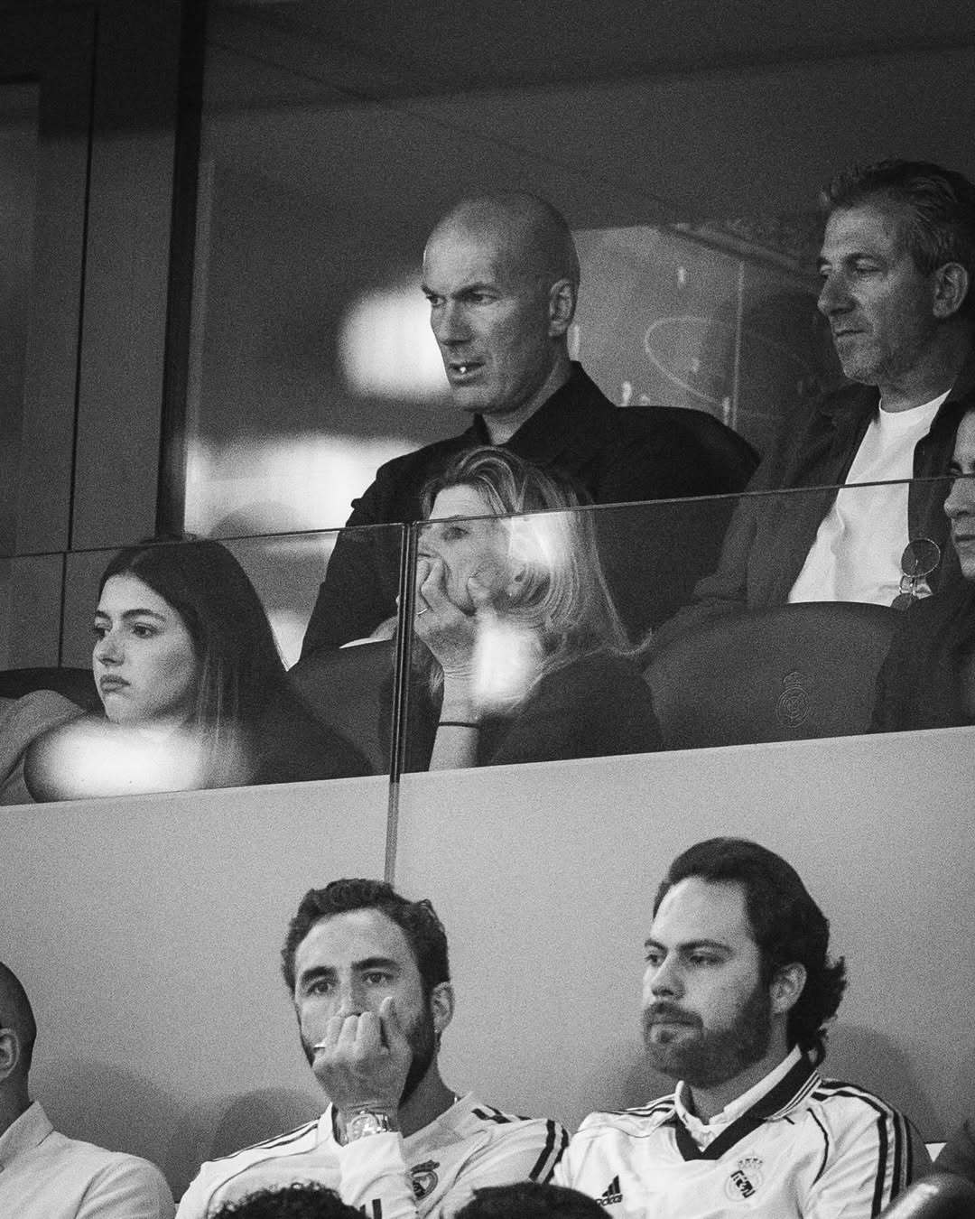 齐达内昨晚现身伯纳乌球场观看比赛。西甲联赛皇马1比1赫罗纳