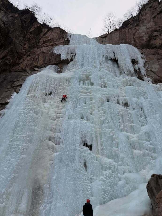 王一博冬训结束王一博晒攀冰照王一博更新 Instagram，晒攀冰照配文冬训结束