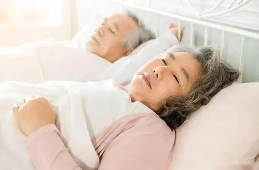 女子半年未归家，发现邻居擅自将阳台扩建至其卧室窗外，导致开窗即直面邻居生活区域，