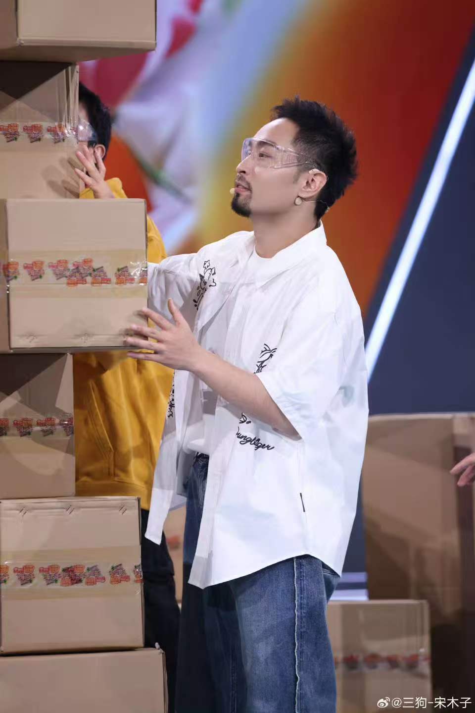 宋木子打入十个勤天妈妈群十个勤天妈妈开团宋木子秒跟 宋木子：我的歌是写给年轻人的