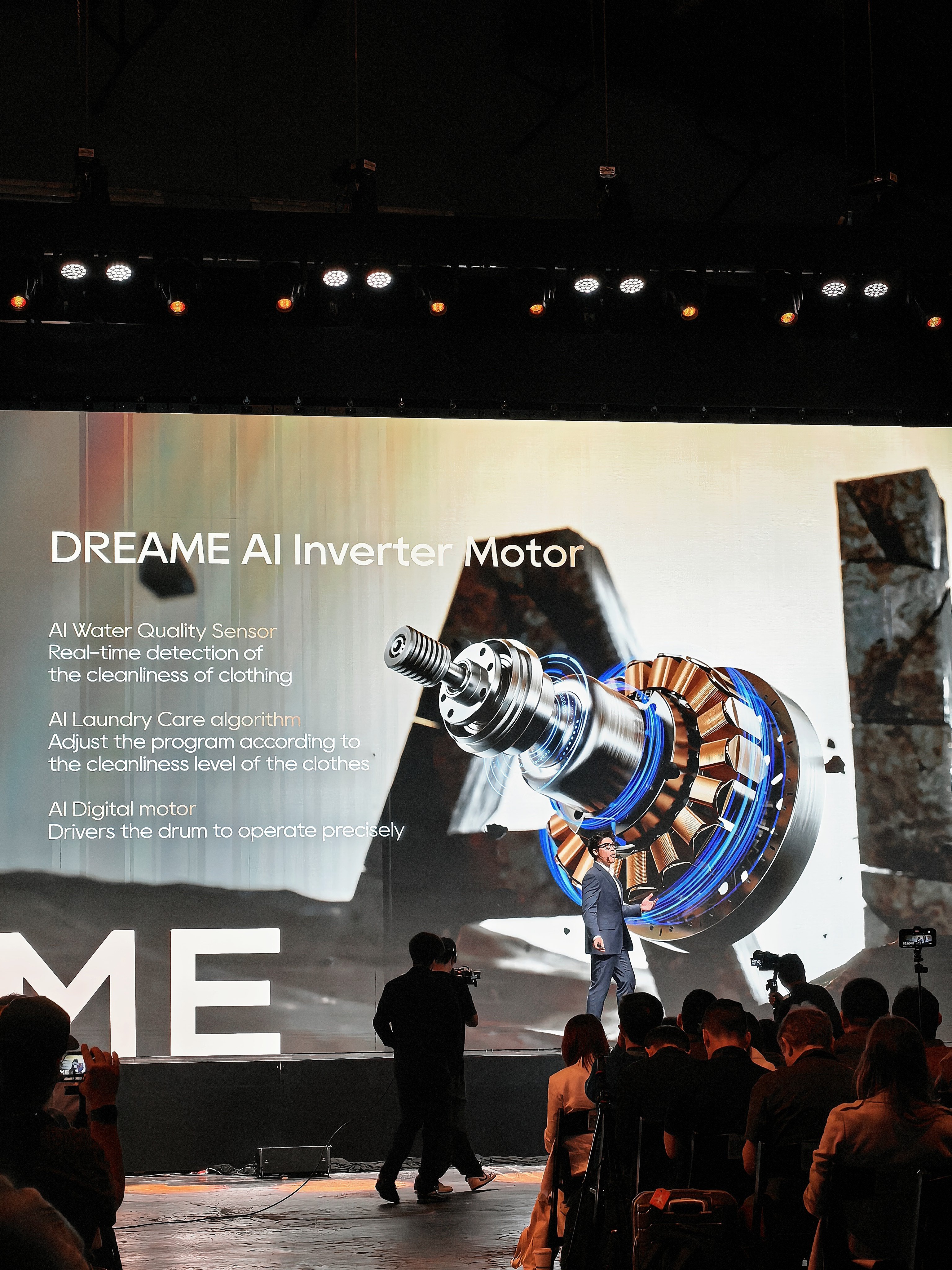 今天是追觅的家电转场，目前已经连续发布了全新的空调和洗衣机，空调是双机械臂的，洗