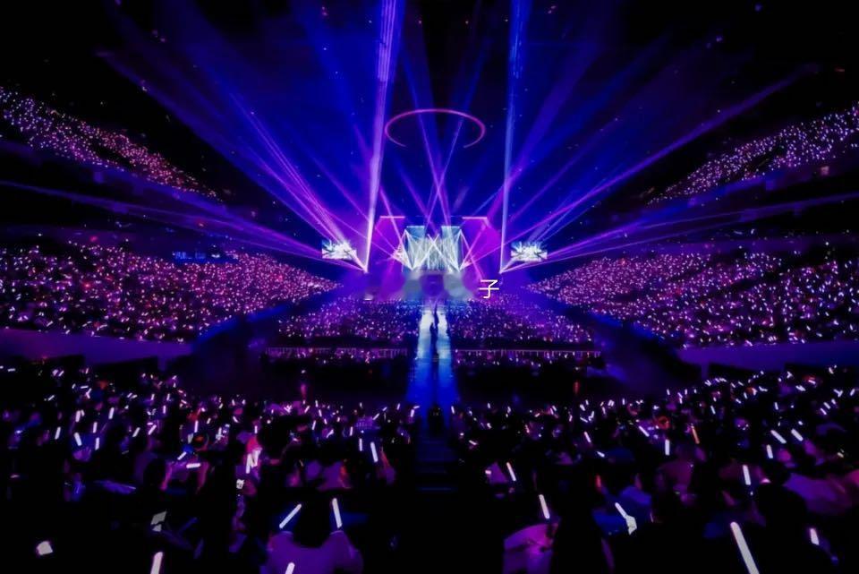 抽4个人去看演唱会！酒店+机票+演唱会门票全包！不要的可折现6000元！想干嘛干