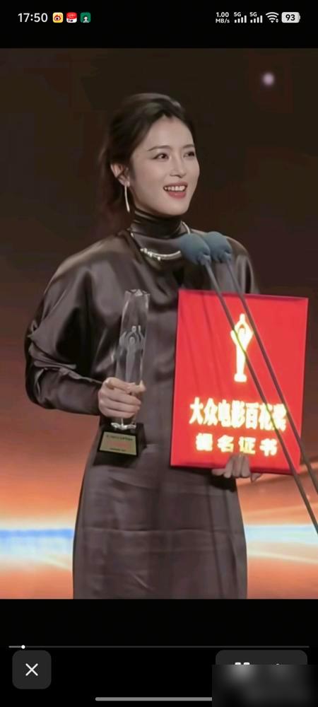 百花奖颁奖现场，101个评委按投票器的时候，李云霄手心全是汗。

我在文娱圈摸爬