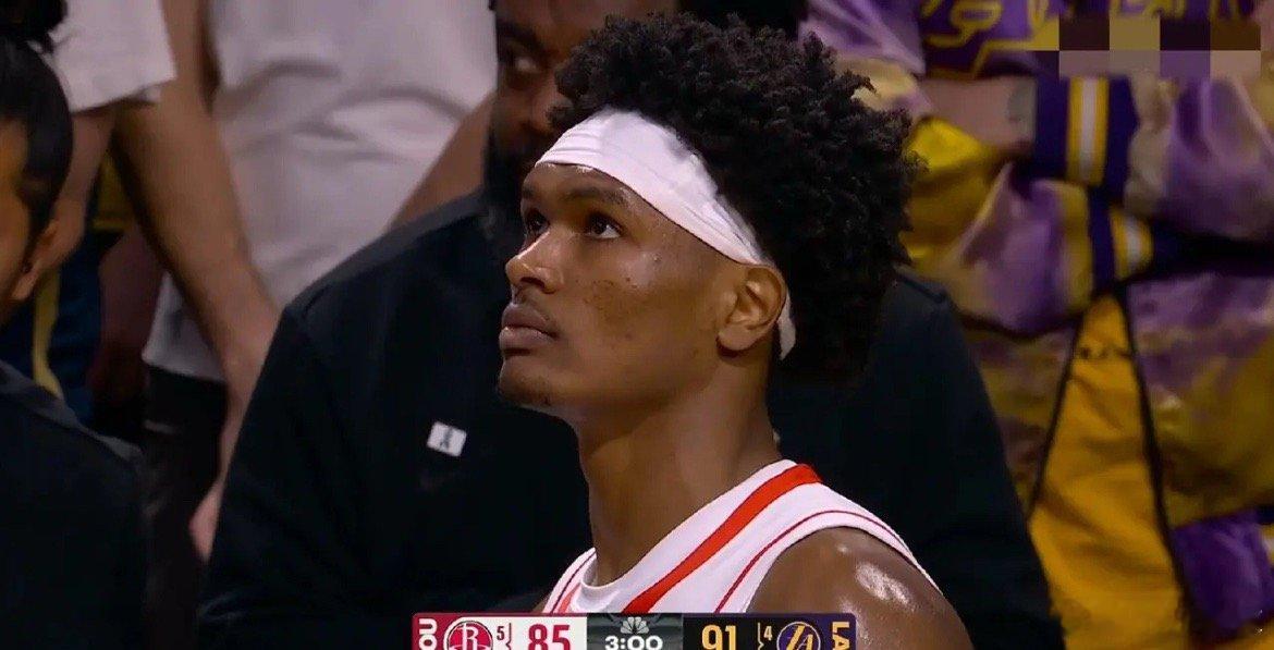 火箭球星阿门-汤普森绝对后悔和杜兰特做队友了！在今天火箭客场以94：101输给湖