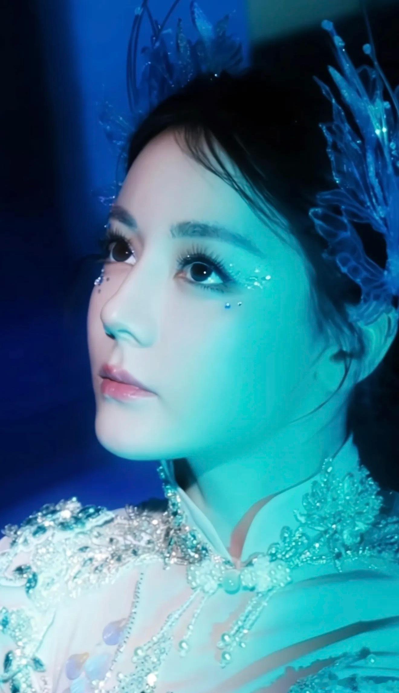 春晚大赏谁给迪丽热巴化的妆热巴果然是大美女～化的妆好看呀～像个精灵