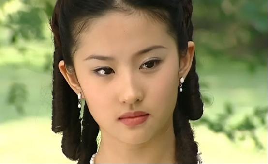 刘亦菲颜值有多高？
 
导演说了一句大实话：她站在那里，其他女演员都不想站旁边了