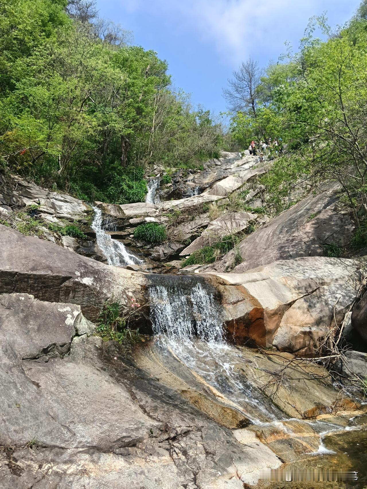 世间最美的风景，往往不需要门票。

大悟百步梯瀑布这地方，藏在孝感大新镇的深山里