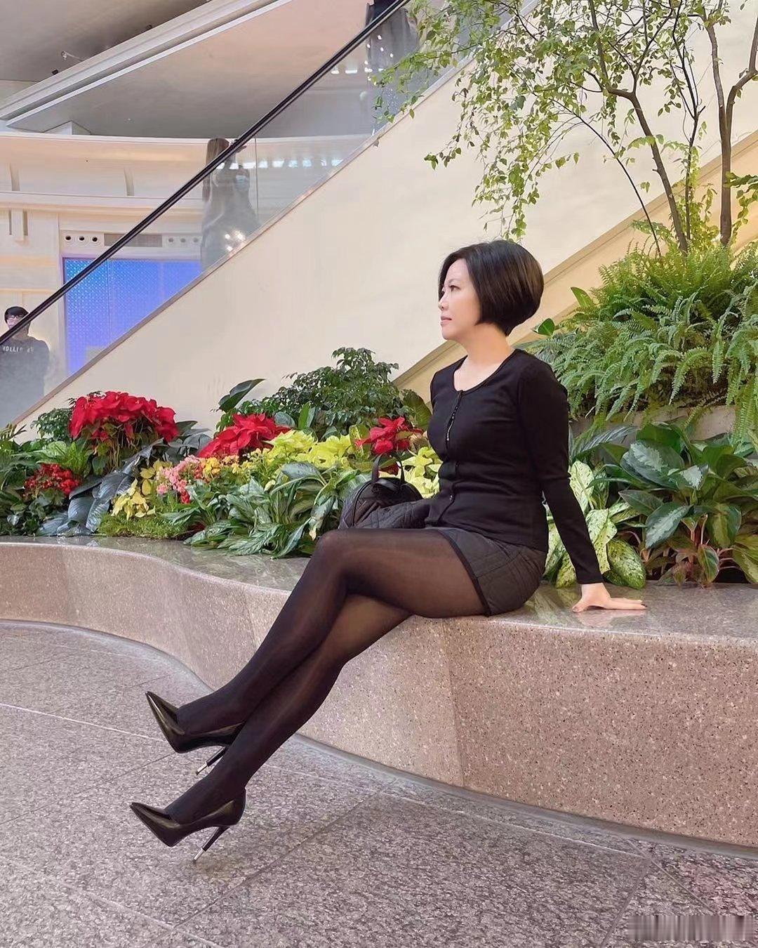 短发美阿姨黑丝和皮裤哪个最迷人？ ​​​