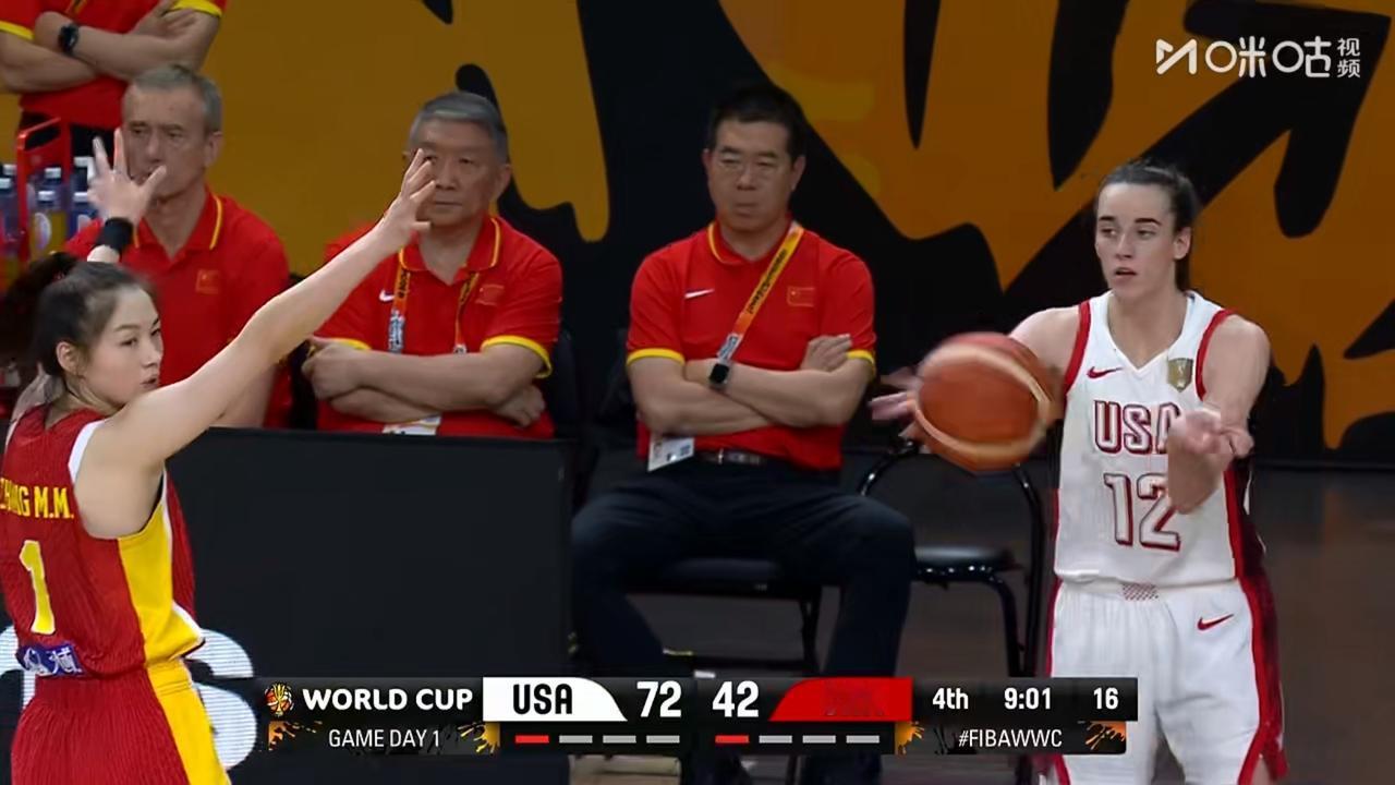 为什么中国女篮的主教练基本上都是坐着指挥或者欣赏比赛？是不是年龄大了，不能站着指