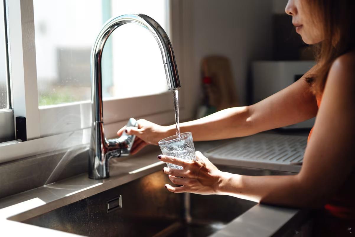 【五分之一的美国人可能在自来水中发现危险毒素】[虚假信息，公知说美国自来水拧开就