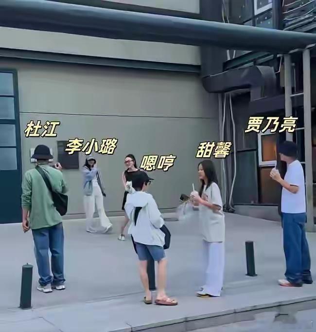 我有预感，贾乃亮要跟李小璐复婚了！不是因为最近两个人经常一块和甜馨过节，也不是因