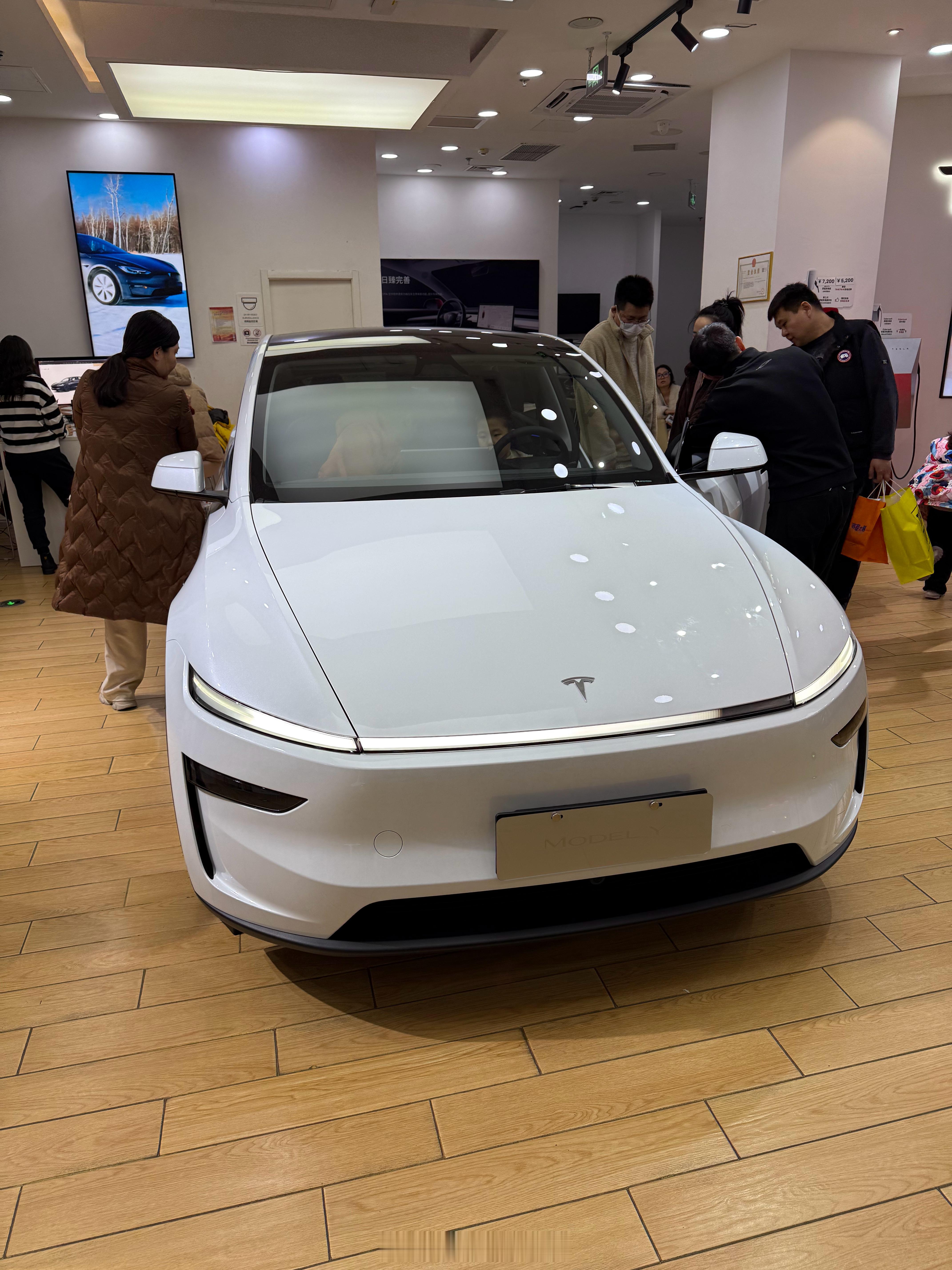 来店里看焕新版特斯拉 Model Y 了……有几个感受还挺明显的……[淡淡的][