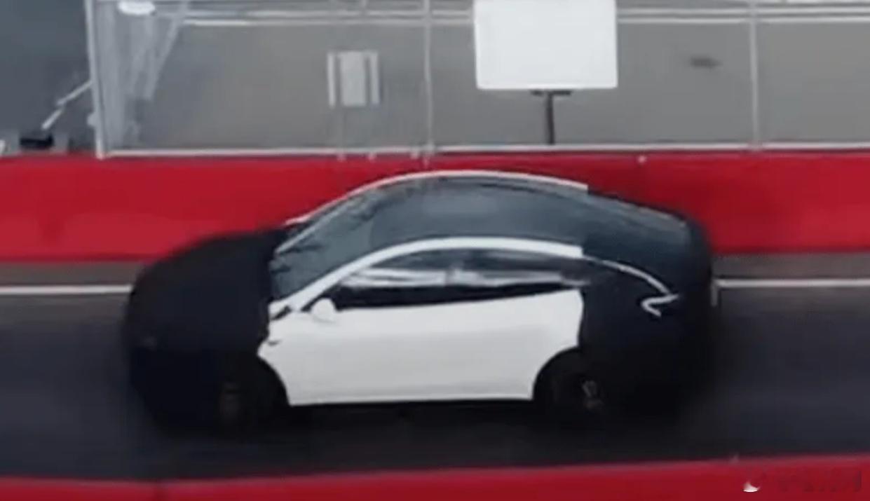 特斯拉加州工厂现神秘原型车，疑似平价Model Y曝光从视频截图来看，这款原型车