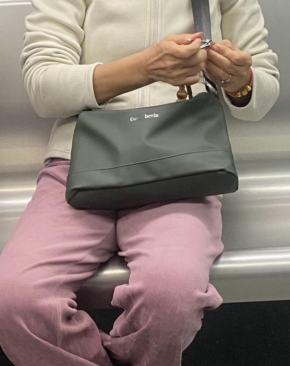 广州地铁不文明行为➕1️⃣
姨姨能别在座位上剪指甲吗
原本以为是小修一下
结果剪