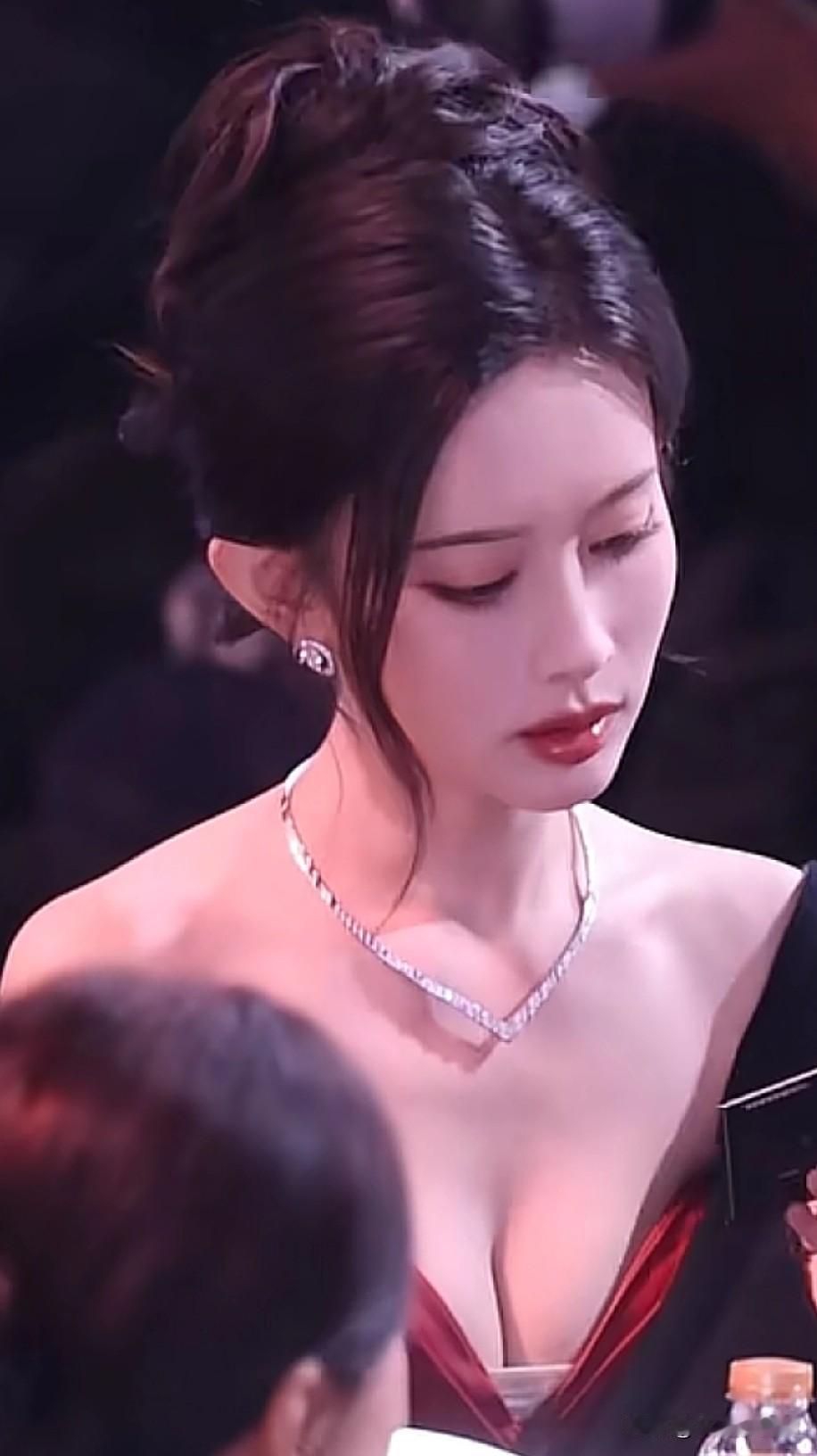 [看]借图打个招呼[看]   孟子义优雅红毯，闪耀珠宝，惊艳亮相！💃✨孟子义 