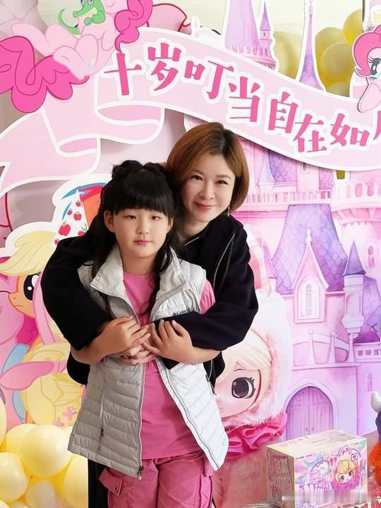 杜华为10岁女儿庆生杜华女儿10岁了 杜华女儿10岁了，母女俩一模一样 ​​​