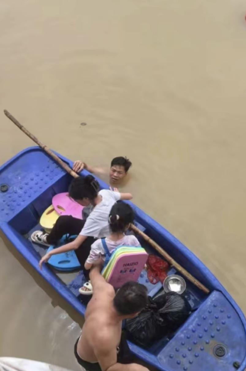 不知道怎么形容这个学校的男老师，太大义了，看到华南高级中学学生的视频，水里有辣条