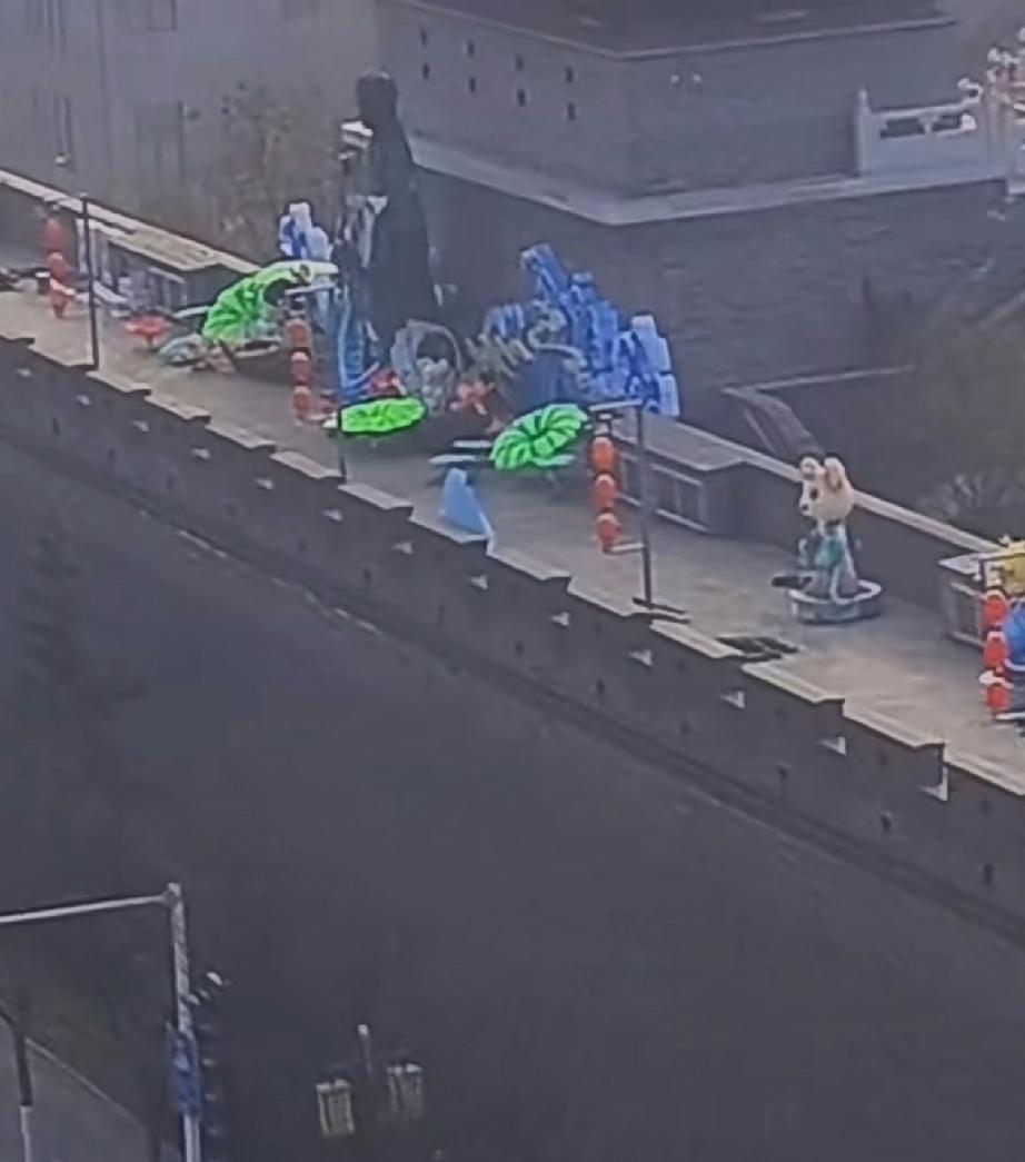 即墨古城新春灯展开始在城墙上布展了，在古城C区楼上看的清清楚楚，还是那些花样，没