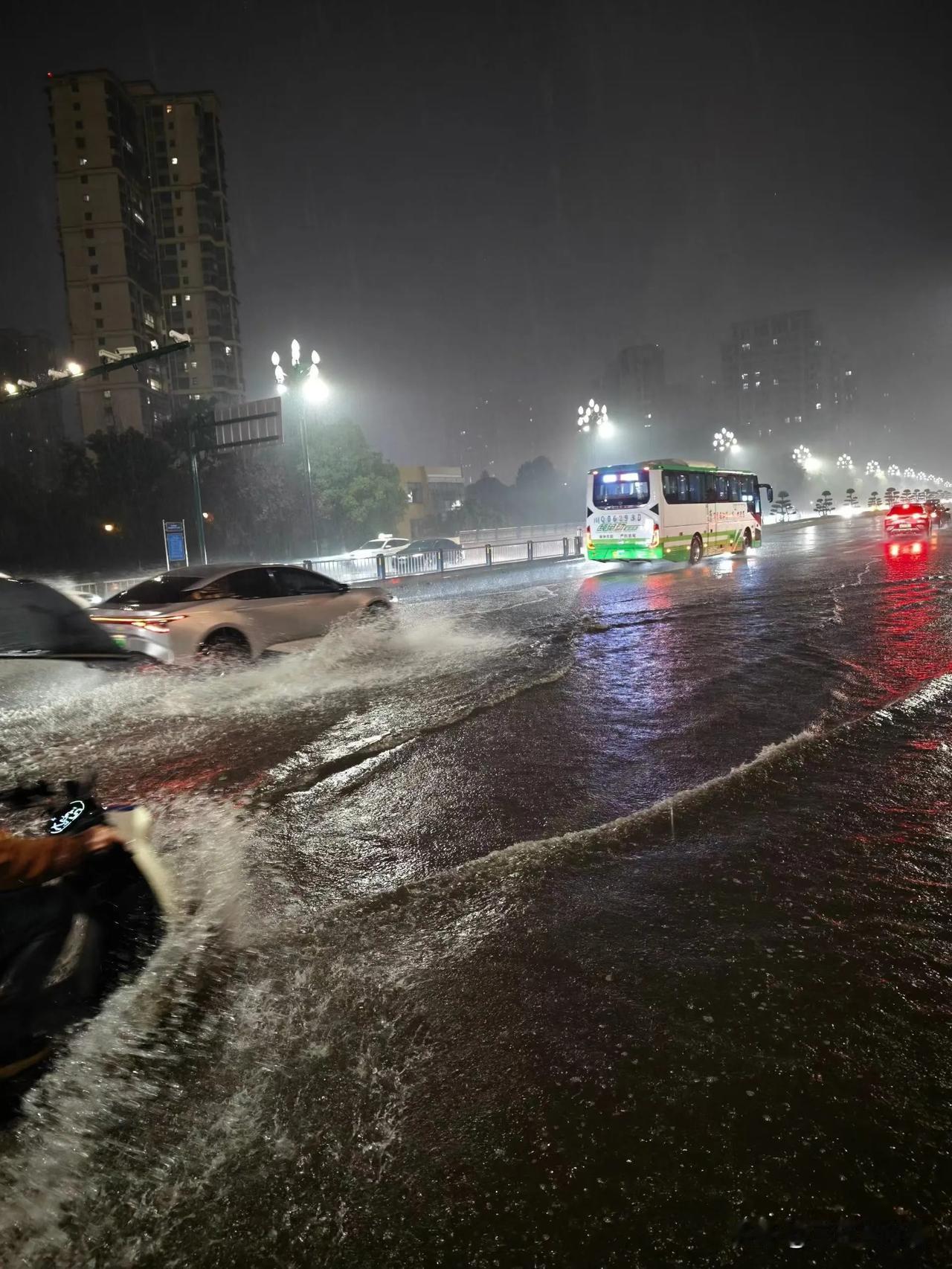 宜宾今年最大的一场春雨！站口管制】2026年4月19日22时15分，G85银昆高