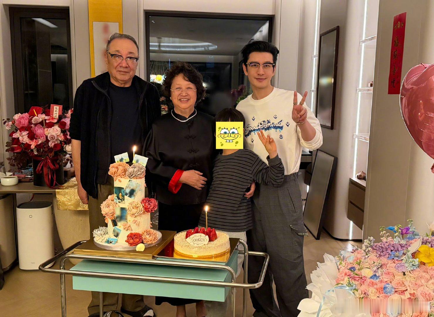 黄晓明祝妈妈生日快乐黄晓明发文为妈妈庆生 黄晓明晒全家福为妈妈庆生，黄晓明戴着眼