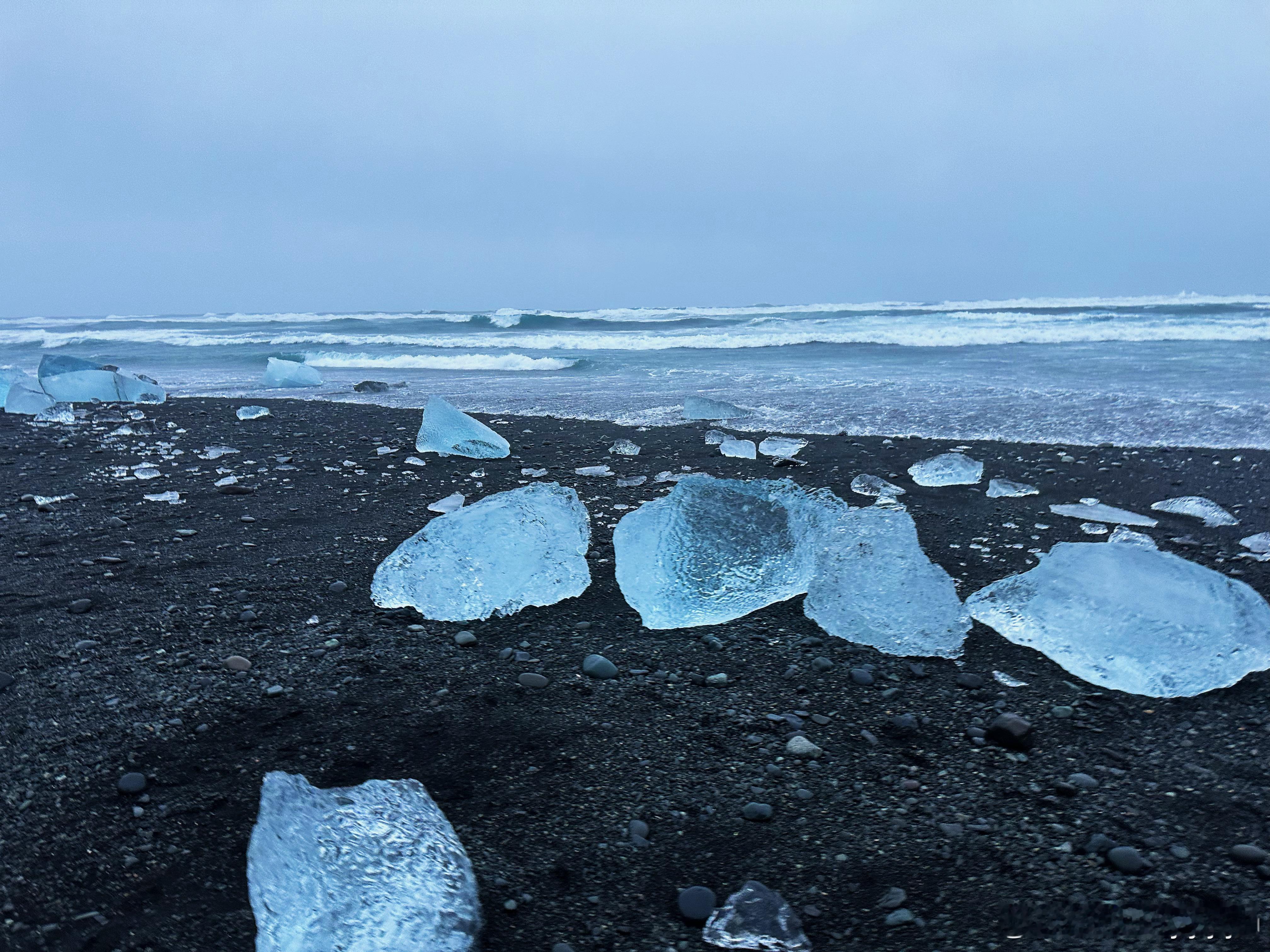世界尽头的孤独眼泪，冰岛满地钻石💎的黑沙滩，这是光听名字就觉得很浪漫的地方——