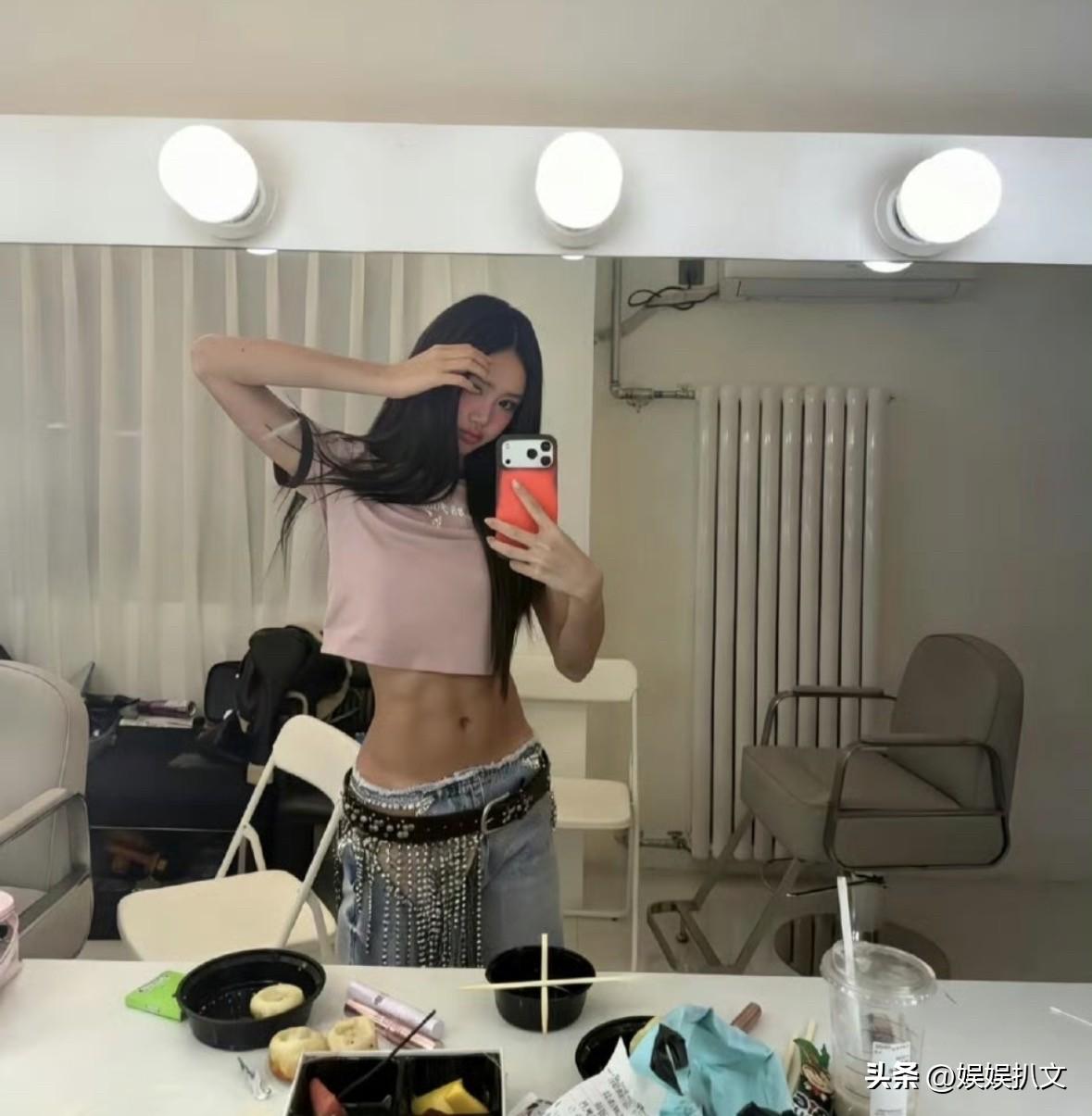 钟丽缇小女儿考拉晒腹肌照，时间过得真快，恍惚间《爸爸去哪儿》已经过去了十年。