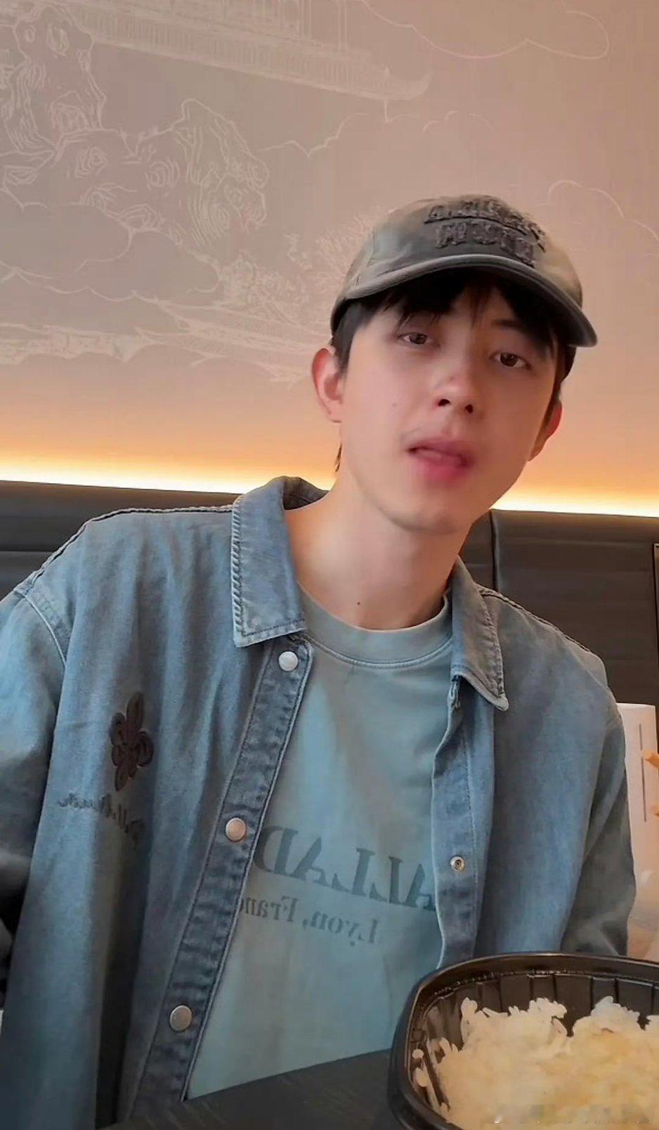敖瑞鹏这状态是不是太松弛了?还有点像故人dl 