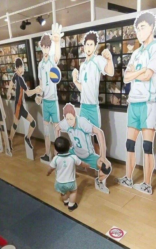 #排球少年# 小球迷和立牌合影太可爱了#二次元新鲜事# ​​​