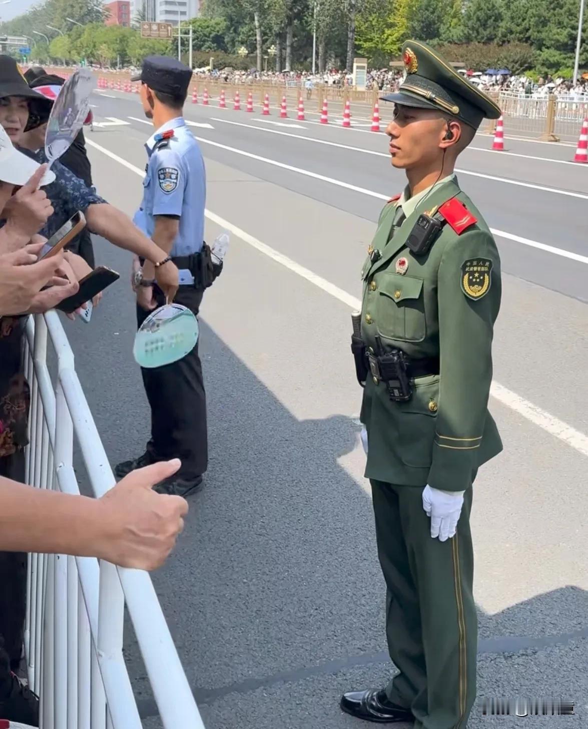 男人哭吧哭吧，不是罪！
昨天阅兵，一位士乒和一位警察同时在维持秩序，旁边的观众，
