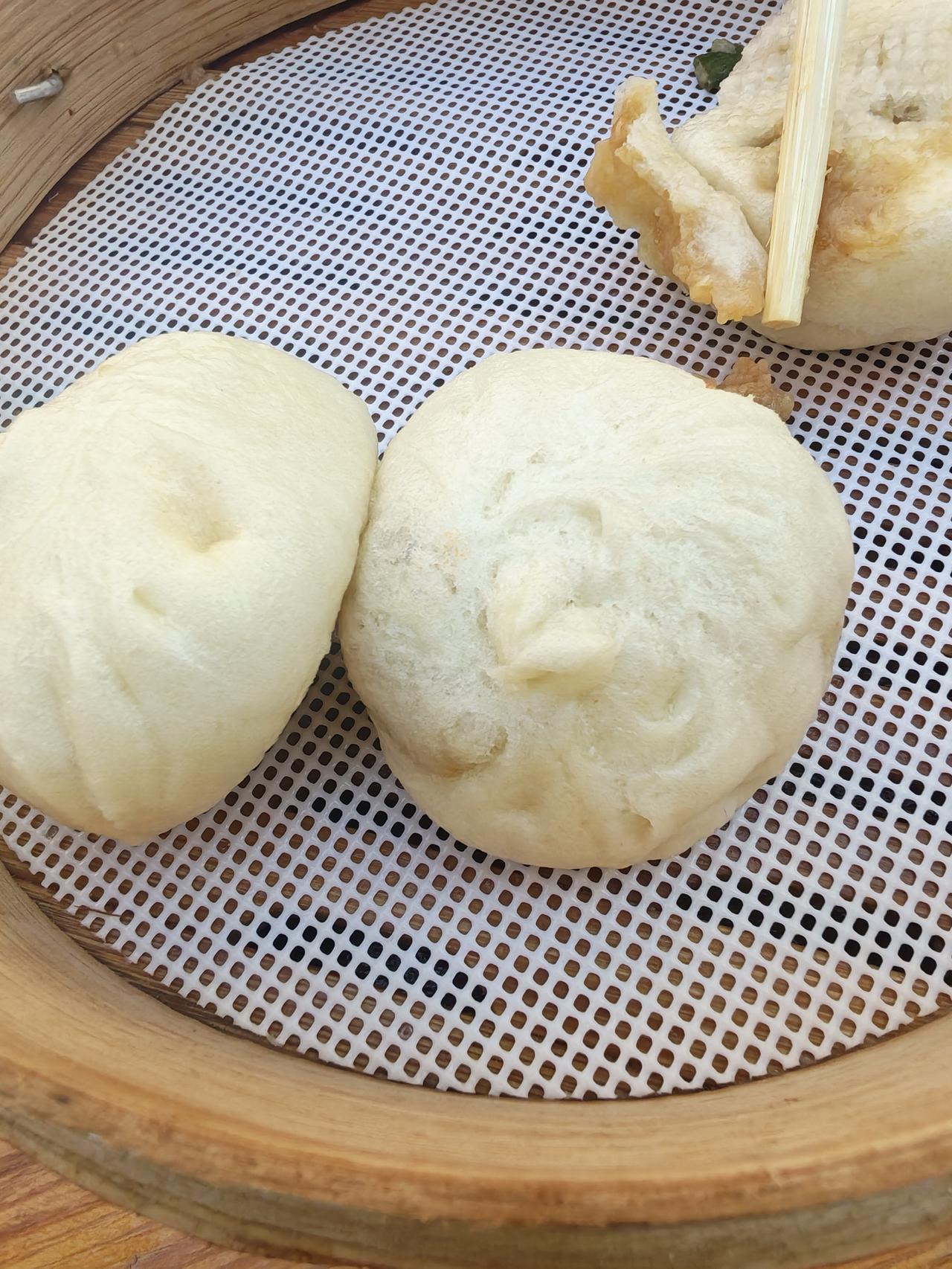 晒出你的本地生活最近神针郊区这边开了很多的杭州小笼包，真的每隔几百米就有一家杭州