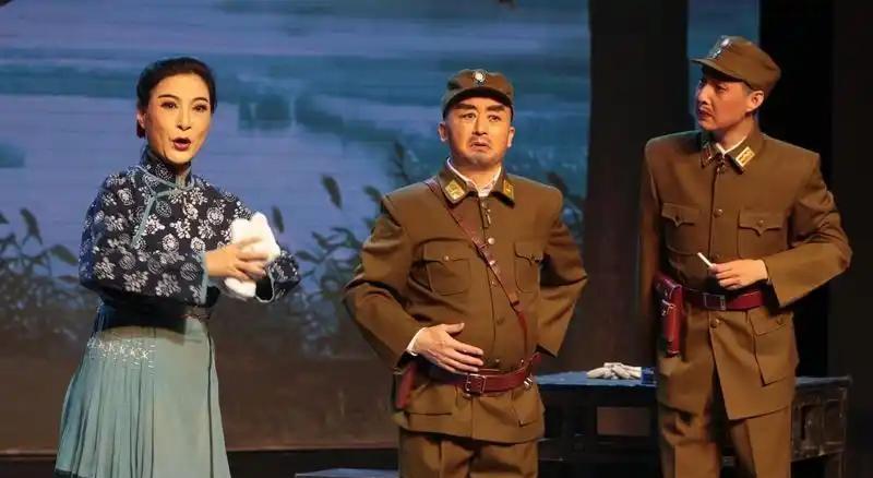 样板戏以其独特的艺术魅力和深刻的思想内涵，引领了当时的社会风尚。全国人民纷纷投身