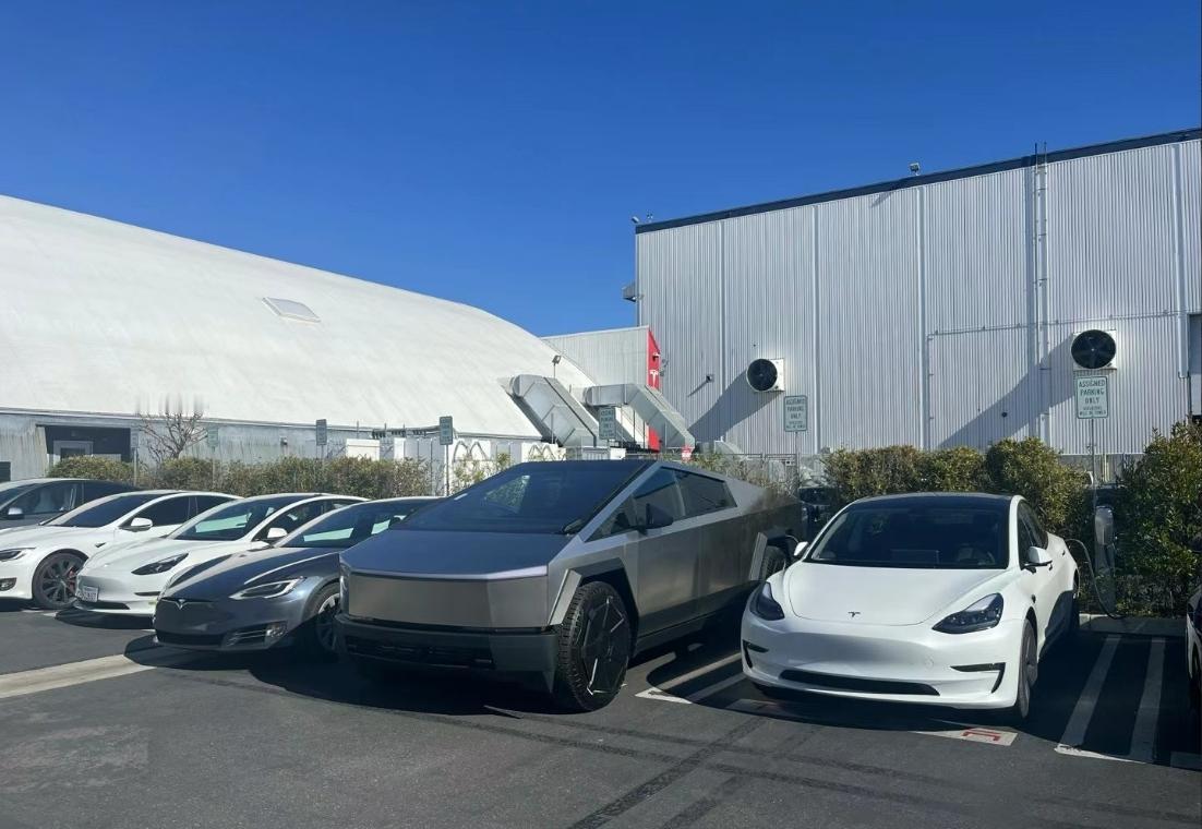 集齐不同颜色的特斯拉Cybertruck了，对于这种机器感、未来感兼具的出行工具